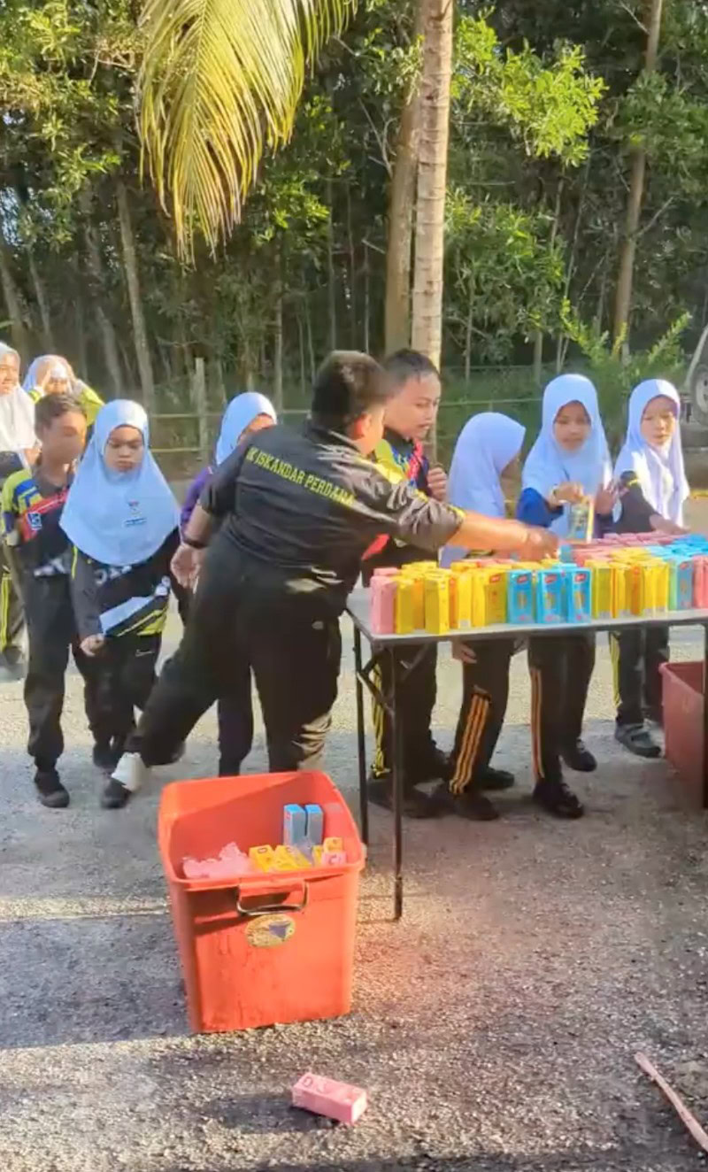 Air percuma untuk murid